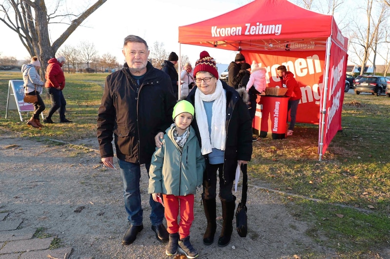 Zufriedene Familien aus Purbach, Wien und Eisenstadt waren unter den Glücklichen des „Krone“-Gewinnspiels. Voller Freude genossen alle Besucher den ersten Adventsonntag im „Winterwunder Mörbisch“. „Ein schönes Erlebnis“, lautete der Tenor. (Bild: Reinhard Judt)