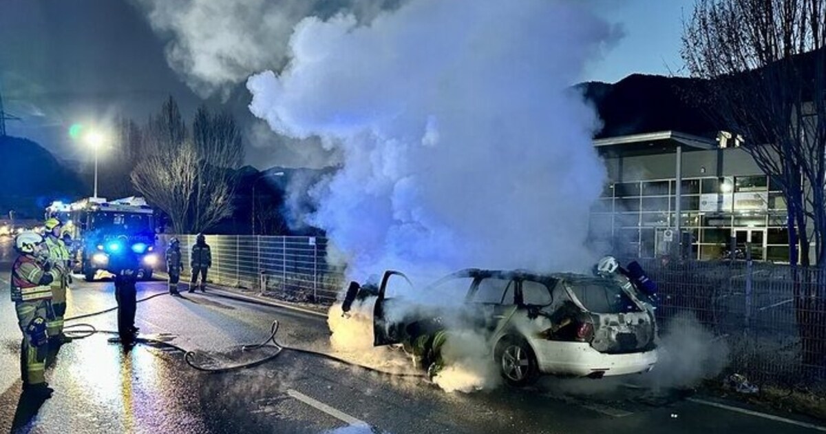 Auf B311 in St. Johann Auto in Flammen Lenker kam mit Schock davon