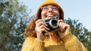 Die meisten modernen Smartphones ersetzen problemlos die Kompakt-Digicam. Doch immer mehr Influencer verwenden lieber die Retro-Technik. (Bild: stock.adobe.com)