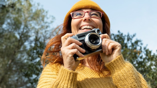 Most modern smartphones can easily replace the compact digicam. But more and more influencers prefer to use retro technology. (Bild: stock.adobe.com)