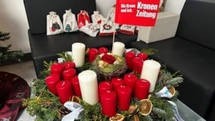 Vier große und zwanzig kleine Lichter stehen am Adventkranz, den die Diakonie überreicht hat. (Bild: zvg)