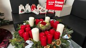 Vier große und zwanzig kleine Lichter stehen am Adventkranz, den die Diakonie überreicht hat.