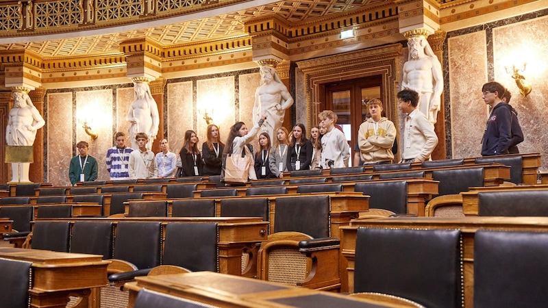 20 Schüler aus dem BRG Enns waren im Jugendparlament in Wien. Nach einer Führung wurde über einen neuen Gesetzesvorschlag im Ausschuss debattiert. (Bild: Parlamentsdirektion/Thomas Topf)