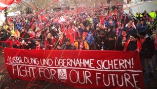 Tausende Mitarbeiter des VW-Werks in Hannover tun ihren Unmut kund. (Bild: AFP/Ronny Hartmann)