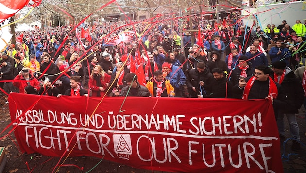 Tausende Mitarbeiter des VW-Werks in Hannover tun ihren Unmut kund. (Bild: AFP/Ronny Hartmann)