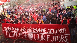 Tausende Mitarbeiter des VW-Werks in Hannover tun ihren Unmut kund. (Bild: AFP/Ronny Hartmann)