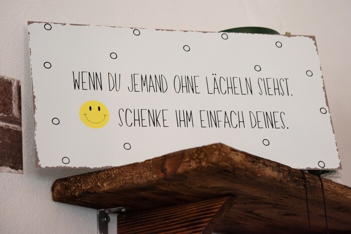 Die Chefin ist stets bemüht, ihre Kunden glücklich zu machen. 