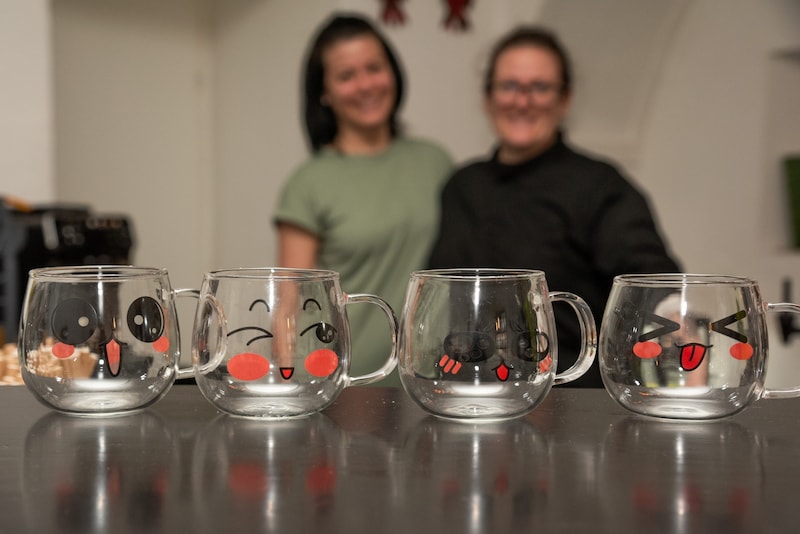 Und wenn jemand gerade nicht so glücklich schaut, dann bekommt er seinen Kaffee in einem eigenen „Gute-Laune-Häferl“ serviert.  (Bild: Doris_SEEBACHER)