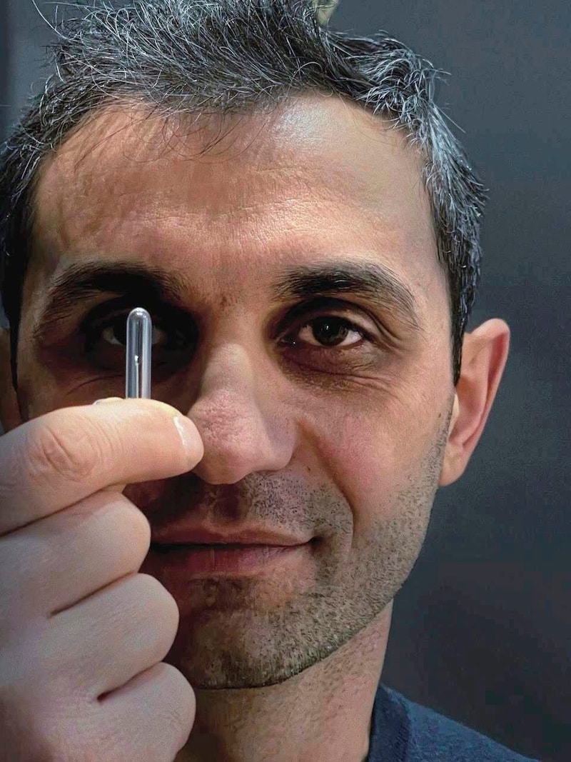 The world's smallest Strauss sculpture is no bigger than the eye of a needle. (Bild: Arsen Melkumyan )