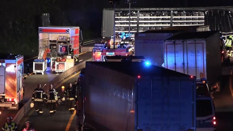 After the chaotic journey with 19 injuries on freeways in the German state of North Rhine-Westphalia, the arrested lorry driver remains in a psychiatric ward until further notice. (Bild: Screenshot/KameraOne)