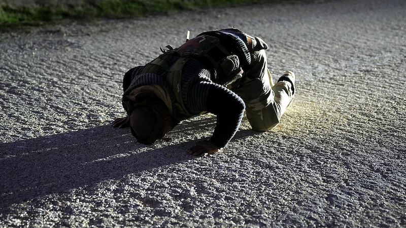 A rebel at prayer (Bild: APA/AFP/Rami al SAYED)