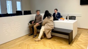 Das Mutter-Sohn-Gespann beim zweiten Verhandlungstag in Wien.