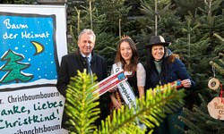 Der Christbaum startet wieder in die Hochsaison! Martina Lienhart (re.), Obfrau der ...