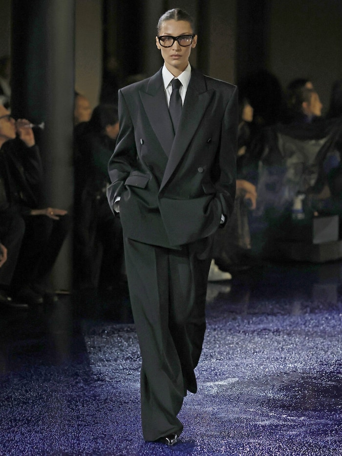 Bella Hadid am Laufsteg von Saint Laurent