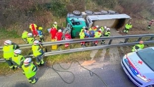 Der verletzte Lenker wurde aus dem umgestürzten Lkw befreit. (Bild: FF Wiener Neudorf)