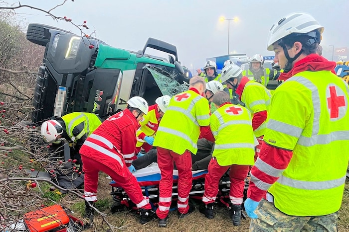 Sanitäter versorgten den Lenker des Unfallfahrzeuges.