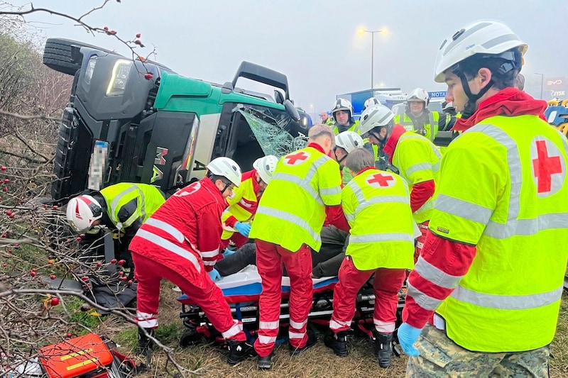 Sanitäter versorgten den Lenker des Unfallfahrzeuges. (Bild: FF Wiener Neudorf)