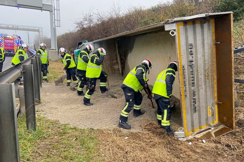 Vor der Bergung des umgestürzten Lkw musste die Fracht von der Ladefläche geschaufelt werden. (Bild: FF Wiener Neudorf)