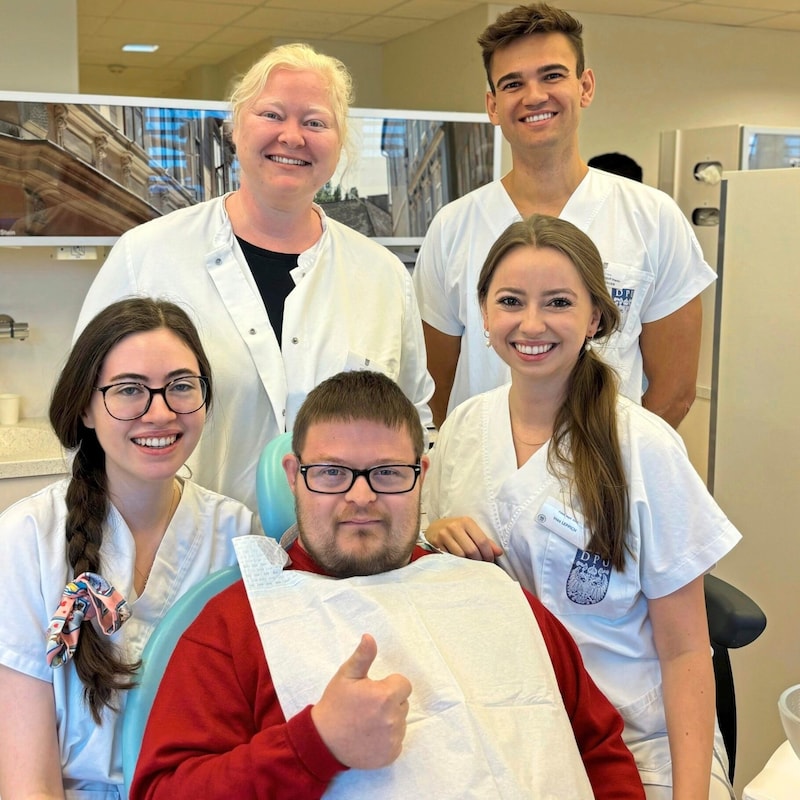 Patient Peter Suchanek beim „Special Teeth Day“ in Krems mit Nina Ratheiser, Schirmherrin Ines Leppich, Susann Pinder und Konstantin Neubauer (Bild: DPU Krems)