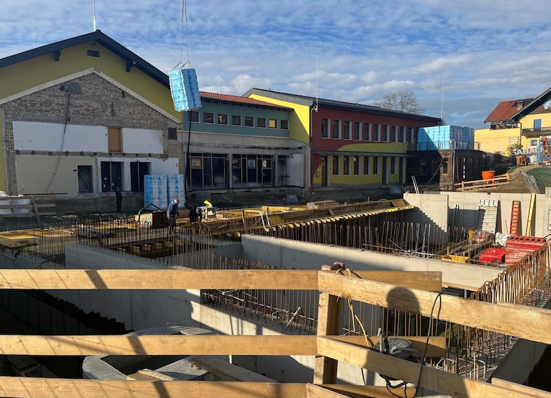 Der Bau der neuen Turnhalle hat bereits gestartet. (Bild: Roittner Felix)