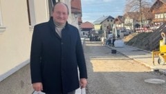 Bürgermeister Adi Hinterhauser freut sich auf die Fertigstellung am Dorfplatz. (Bild: Roittner Felix)