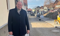 Bürgermeister Adi Hinterhauser freut sich auf die Fertigstellung am Dorfplatz.