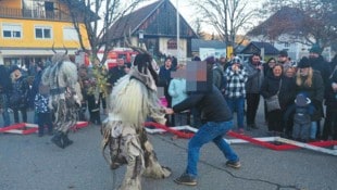 Der Krampusangreifer von Moosburg in Aktion – einen Läufer verletzte er schwer, einem brach er ein Horn ab. (Bild: zVg, Krone KREATIV)