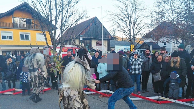 The Krampus attacker from Moosburg in action - he seriously injured one runner and broke off one of his horns. (Bild: zVg, Krone KREATIV)