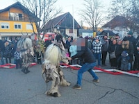 Der Krampusangreifer von Moosburg in Aktion – einen Läufer verletzte er schwer, einem brach er ein Horn ab. (Bild: zVg, Krone KREATIV)