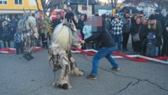 Der Krampusangreifer von Moosburg in Aktion – einen Läufer verletzte er schwer, einem brach er ein Horn ab. (Bild: zVg, Krone KREATIV)