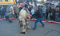 Der Krampusangreifer von Moosburg in Aktion – einen Läufer verletzte er schwer, einem brach er ...