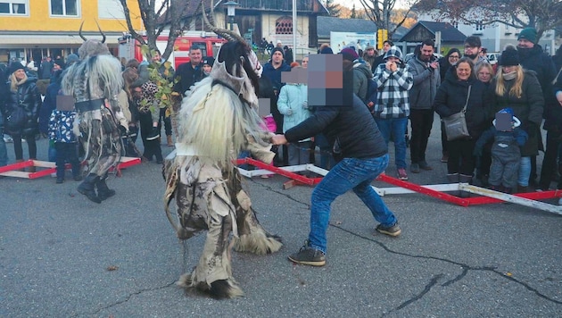 Der Krampusangreifer von Moosburg in Aktion – einen Läufer verletzte er schwer, einem brach er ein Horn ab. (Bild: zVg, Krone KREATIV)