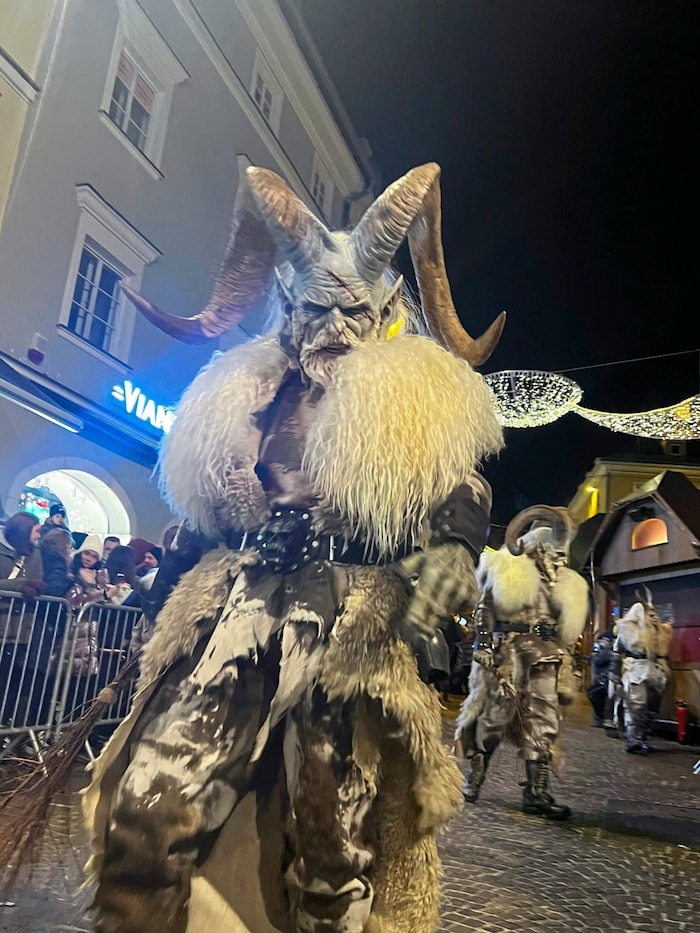 Aufwändige Verkleidungen und kunstvoll geschnitzte Masken