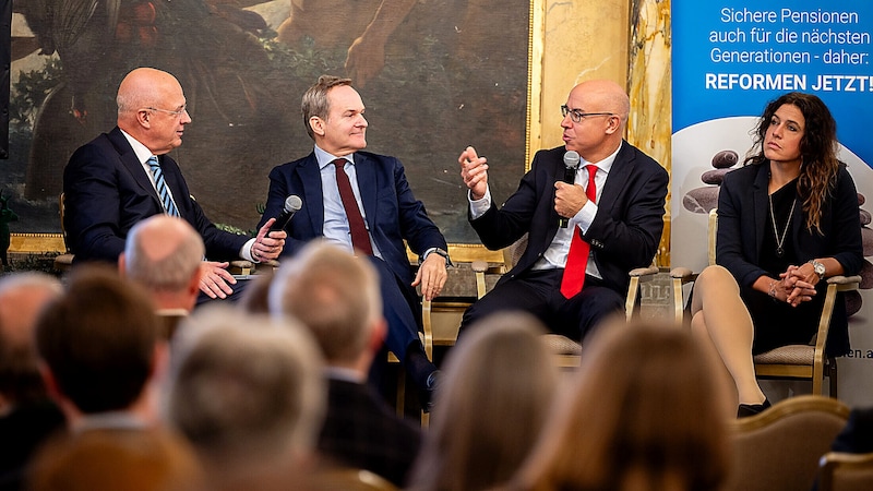 Wifo-Chef Gabriel Felbermayr (2. v. re.) diskutierte unter anderem mit Franz Schellhorn von Agenda Austria (Mitte) und Sozialexperte Wolfgang Mazal (li.). (Bild: Aktion Generationengerechtigkeit)