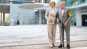 Landeschefin Johanna Mikl-Leitner mit erblindetem Mitarbeiter Franz Mayer. 