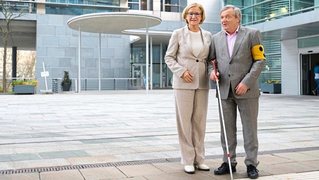 Johanna Mikl-Leitner, Head of the Provincial Government, with blind employee Franz Mayer. (Bild: NLK Pfeiffer)