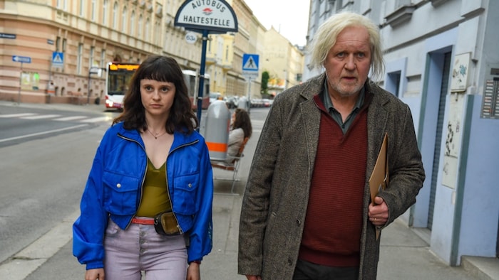 Oskar ist wenig erfreut, dass er Mira (Maresi Riegner) zum Schutzengel ausbilden soll.