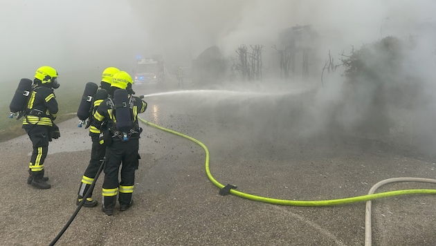 Elf Feuerwehren kämpften in Garsten gegen einen Brand an. (Bild: FF Garsten)