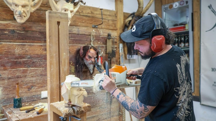 The Swiss stone pine wood is first roughly processed with a chainsaw.