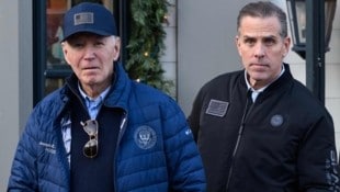 Joe Biden mit Sohn Hunter bei einer Shoppingtour in Nantucket, Massachusetts Ende November.  (Bild: picturedesk.com/MANDEL NGAN / AFP / picturedesk.com)