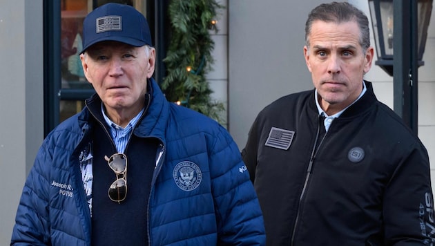 Joe Biden mit Sohn Hunter bei einer Shoppingtour in Nantucket, Massachusetts Ende November.  (Bild: picturedesk.com/MANDEL NGAN / AFP / picturedesk.com)