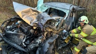 Die Feuerwehr musste den Fahrer aus dem Wagen schneiden.