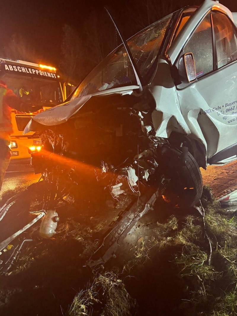 Wie durch ein Wunder, konnten sich Lenker und Beifahrer selbst aus diesem Auto befreien. (Bild: FF Nußdorf)