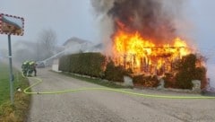 Elf Feuerwehren kämpften in Garsten gegen den Brand an. (Bild: FF Garsten)