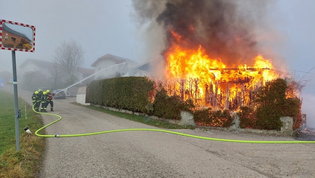 Eleven fire departments battled the fire in Garsten. (Bild: FF Garsten)