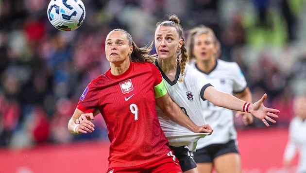 Defensive support Gini Kirchberger (right) must have everything in sight against Poland star Ewa Pajor. (Bild: EXPA Picture/Grochala)