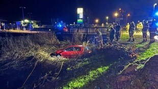 Das Auto wurde von Feuerwehr und Abschleppdienst aus dem Graben geborgen.
