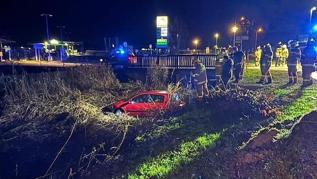 Das Auto wurde von Feuerwehr und Abschleppdienst aus dem Graben geborgen. (Bild: Freiwillige Feuerwehr Obertrum am See)