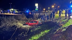 Das Auto wurde von Feuerwehr und Abschleppdienst aus dem Graben geborgen. (Bild: Freiwillige Feuerwehr Obertrum am See)