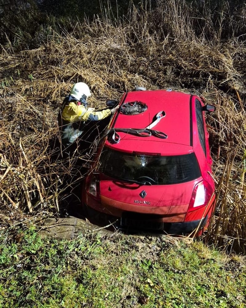 Bilder von der Unfallstelle. (Bild: Freiwillige Feuerwehr Obertrum am See)